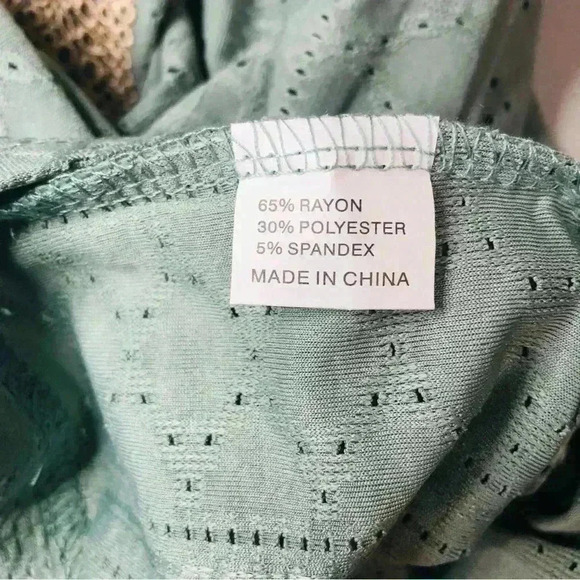 Sage green short sleeve embroidered contrast tan VNeck textured top size medium - Picture 10 of 12